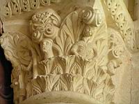 Selles sur Cher, Eglise Notre-Dame-la-Blanche, Chapiteau, Decor floral et personnages (1)